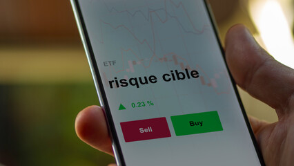 Un investisseur analyse un fonds etf risque cible sur un graphique. Un téléphone affiche le cours de l'ETF. Texte en français francais risque cible