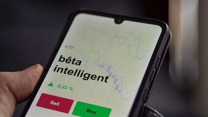 Un investisseur analyse un fonds etf b&ecirc;ta intelligent sur un graphique. Un t&eacute;l&eacute;phone affiche le cours de l'ETF. Texte en fran&ccedil;ais francais b&ecirc;ta intelligent