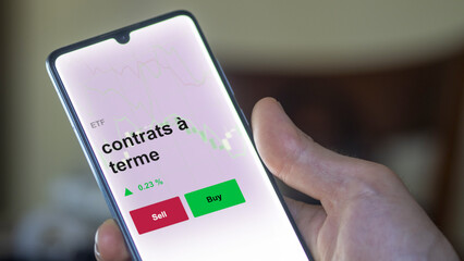Un investisseur analyse un fonds etf contrats à terme sur un graphique. Un téléphone affiche le cours de l'ETF. Texte en français francais contrats à terme