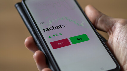 Un investisseur analyse un fonds etf rachats sur un graphique. Un téléphone affiche le cours de l'ETF. Texte en français francais rachats