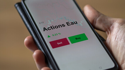 Un investisseur analyse un fonds etf actions eau sur un graphique. Un téléphone affiche le cours de l'ETF. Texte en français francais Actions Eau