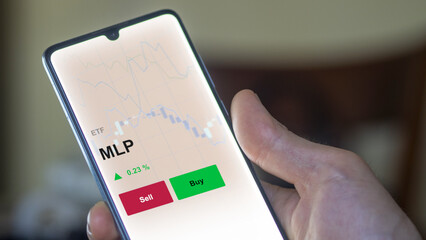 Un investisseur analyse un fonds etf mlp sur un graphique. Un téléphone affiche le cours de l'ETF. Texte en français francais MLP