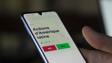 Un investisseur analyse un fonds etf actions d'amérique latine sur un graphique. Un téléphone affiche le cours de l'ETF. Texte en français francais Actions d'Amérique latine