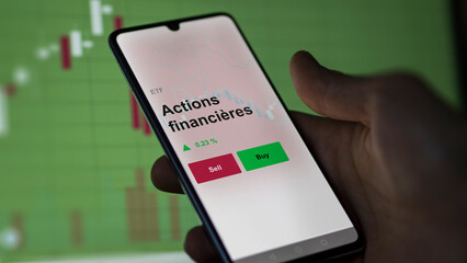 Un investisseur analyse un fonds etf actions financières sur un graphique. Un téléphone affiche le cours de l'ETF. Texte en français francais Actions financières