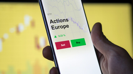 Un investisseur analyse un fonds etf actions europe sur un graphique. Un téléphone affiche le cours de l'ETF. Texte en français francais Actions Europe