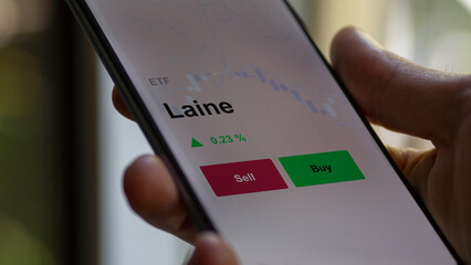 Un investisseur analyse un fonds etf laine sur un graphique. Un téléphone affiche le cours de l'ETF. Texte en français francais Laine