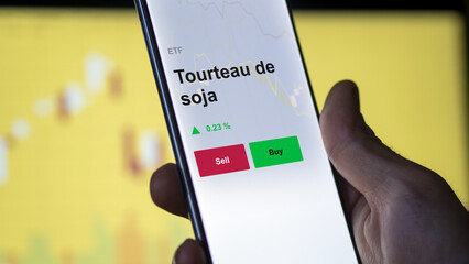 Un investisseur analyse un fonds etf tourteau de soja sur un graphique. Un téléphone affiche le cours de l'ETF. Texte en français francais Tourteau de soja