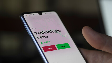 Un investisseur analyse un fonds etf technologie verte sur un graphique. Un téléphone affiche le cours de l'ETF. Texte en français francais Technologie verte