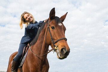 Obraz premium Young woman taking care of her horse