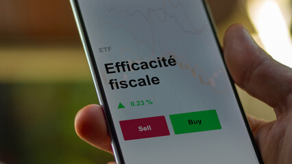Un investisseur analyse un fonds etf efficacité fiscale sur un graphique. Un téléphone affiche le cours de l'ETF. Texte en français francais Efficacité fiscale
