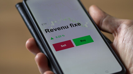 Un investisseur analyse un fonds etf revenu fixe sur un graphique. Un téléphone affiche le cours de l'ETF. Texte en français francais Revenu fixe