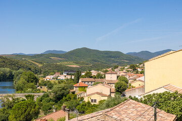 Fototapeta na wymiar Vue estivale sur les toits du village médiéval de Roquebrun