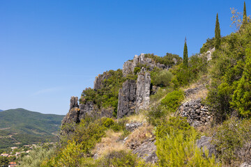 Fototapeta na wymiar Orgues dolomitiques de Roquebrun depuis le Jardin Méditerranéen