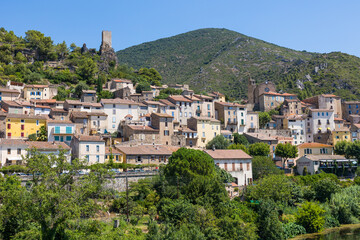 Fototapeta na wymiar Vue estivale sur le village de Roquebrun depuis le pont traversant l'Orb