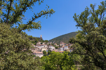 Obraz premium Vue estivale sur le village de Roquebrun depuis les berges de l'Orb