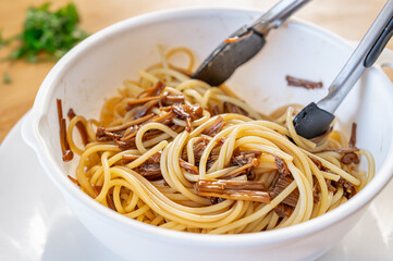 自家製なめたけとパスタ麺を和える