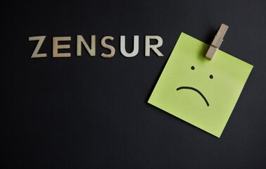 Zensur mit Smiley Postit 
