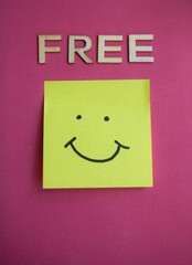 Fell free smiley postit on a pink ground with the letter FREE