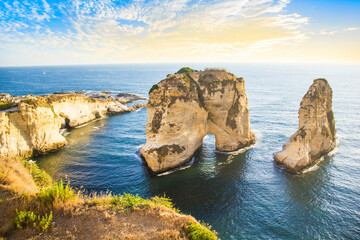 Obraz premium Beautiful view of the Pigeon Rocks on the promenade in the center of Beirut, Lebanon
