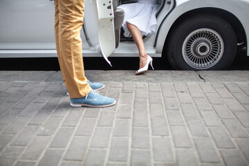 The bride gets out of the car