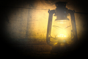 Laterne - Lampe  - Lantern - Holzwand  - Beatiful Decay - Verlassener Ort - Urbex / Urbexing - Lost...