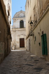 Vicolo antico medievale, nella città di Monopoli. Sud Italia