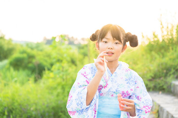 夏祭り　浴衣の女の子　お祭り　シャボン玉　小学生