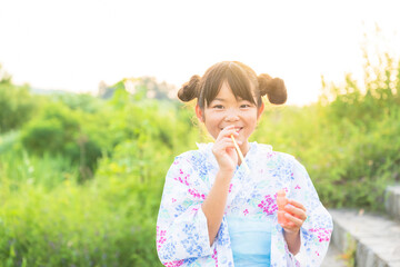 夏祭り　浴衣の女の子　お祭り　シャボン玉　小学生