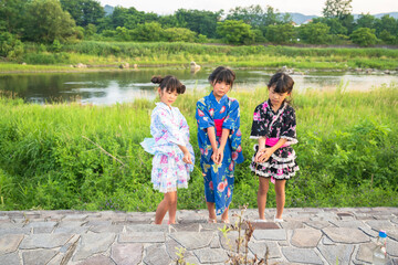 河原で花火をする浴衣の女の子　お祭り　日本人　小学生