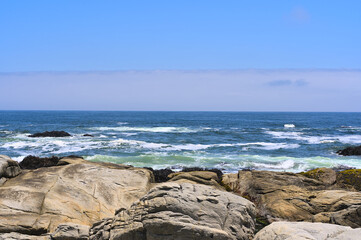 Fototapeta na wymiar waves and rocks, rocky coast in Valparaiso, Chile 