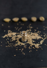 mucho Alpiste regado y dentro de botellita de vidrio