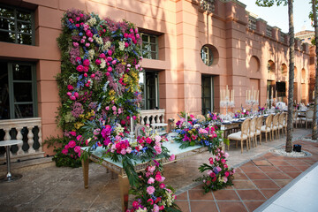 Fototapeta na wymiar Bouquet of flowers in vase on the wedding table