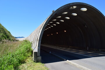 海岸道路のシェルター ／...