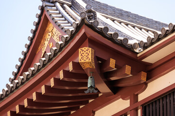 Fototapeta na wymiar 寺の軒下に吊るされた風鐸