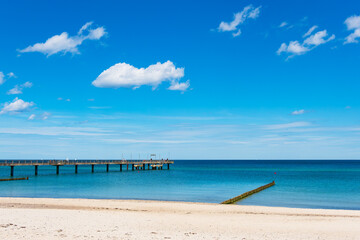 Strand und Seebrücke an der Ostseeküste in Heiligendamm