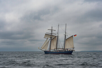 Fototapeta na wymiar Segelschiff auf der Ostsee vor Warnemünde