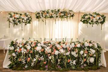 Fototapeta na wymiar Row of bright flowers on the wedding table