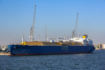 本牧埠頭に停泊中の巨大なLNG船