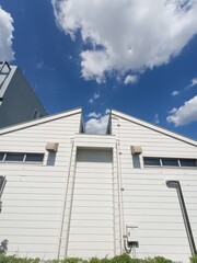 屋根の上の雲　clouds on the roof