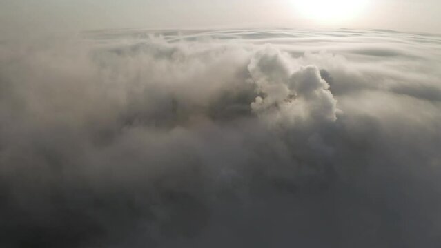 White, dense and thick smoke column, highly polluting