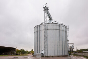 Galvanized steel silos for grain storage.Railway access roads for loading railway cars with grain.