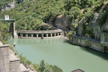 Fototapeta na wymiar Diga del Furlo sul fiume Candigliano, in Comune di Fermignano, Pesaro Urbino, Marche