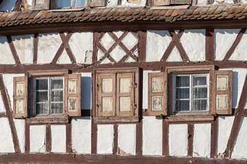 Fototapeta na wymiar Fenster, altes Fachwerkhaus, Elsass