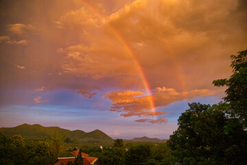 Himmel mit Regenbogen