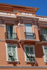 Détail d'un bel immeuble à Monaco. Façade et fenêtres colorées