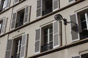 Fototapeta na wymiar Apartment block in Paris
