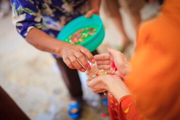 Obraz premium Thai people pour water onto monks.There are the gesture of worship during the annual Songkran festival of Thailand.