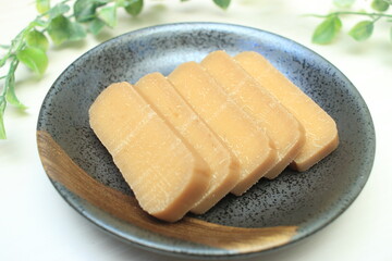 お皿に盛りつけられたかんころ餅