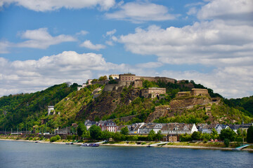 Naklejka premium Blick über den Rhein zur Festung Ehrenbreitstein