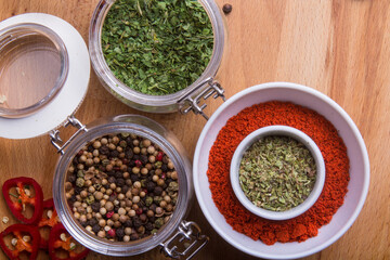 Ervas e verduras coloridas e variados temperos em cima da mesa